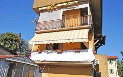 Appartamento al secondo e ultimo piano in vendita a Pozzi Seravezza con ingresso indipendente soggiorno pranzo piccola cucina 2 camere bagno a doccia giardino esclusivo e 2 locali cantina e rimessaggio al piano terreno