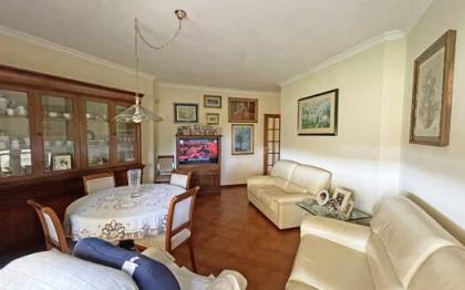Appartamento in vendita vicinissimo al centro storico di Pietrasanta raggiungibile a piedi al secondo piano con giardino condominiale posto auto e cantinetta, composto da cucina abitabile con terrazzo soggiorno con terrazzo 2 camere matrimoniali cameretta e 2 bagni in buone condizioni