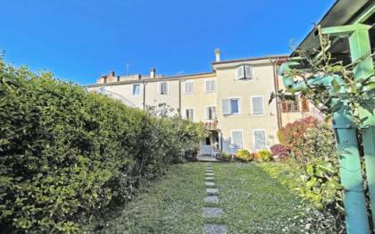 Terratetto con giardino in vendita a Seravezza su 3 livelli con garage e annesso in muratura