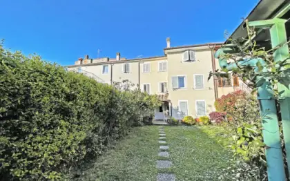 Terratetto con giardino in vendita a Seravezza su 3 livelli con garage e annesso in muratura