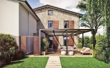 Rustico da ristrutturare in vendita nella campagna di Pietrasanta in zona verde tranquilla e riservata, su 2 livelli con soggiorno con angolo cottura e porticato e 2 camere matrimoniali con soppalco, con terreno esclusivo di 300 mq per parcheggio e zona relax, ideale come appoggio mare