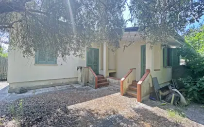Villetta bifamiliare con giardino in vendita nel Comune di Pietrasanta su solo piano terra con soggiorno cucinotto camera e bagno e piano seminterrato con grande taverna e bagno con accesso esterno, completa di manufatto in muratura con tre vani e bagno a doccia