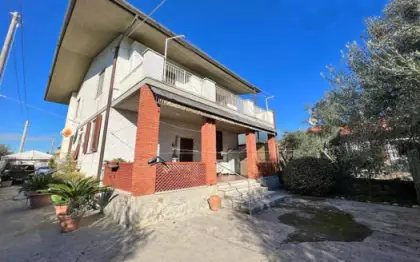 Appartamento al piano terra in vendita nel Comune di Seravezza in bifamiliare con soggiorno pranzo con angolo cottura e veranda coperta matrimoniale doppia bagno a doccia cantina al seminterrato e terreno con capannone in lamiera di 100 mq