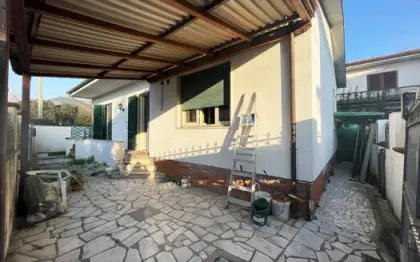 Villetta su solo piano terra in vendita a Seravezza in zona residenziale tranquilla con resede esclusivo su fronte e lato mare con posto auto accesso pedonale e carraio, composta da cucina soggiorno 2 camere bagno con possibilità di ricavare terza camera e cantina seminterrata