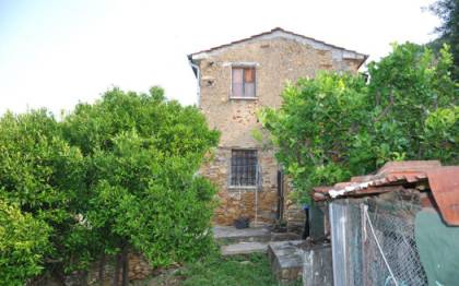 Immobile completamente da ristrutturare in vendita su 2 piani adiacente ad altro fabbricato con cucina e ripostiglio al piano terra 2 camere al primo piano e grande terreno terrazzato