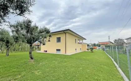 Villetta in vendita nella campagna di Seravezza a pochi passi dai servizi e a pochi minuti da Forte dei Marmi, circondata da ampio giardino, su 2 livelli con veranda, cucina abitabile, 2 camere e 2 bagni al piano terreno e taverna con angolo cottura e 3 camere e 2 bagni al seminterrato