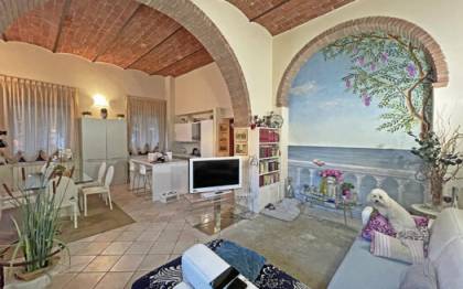 Appartamento piano terra in vendita nel Comune di Seravezza con ingresso indipendente e piccolo giardino esclusivo, 2 posti auto condominiali, 3 camere matrimoniali e 2 bagni a doccia in buone condizioni completamente ammobiliato
