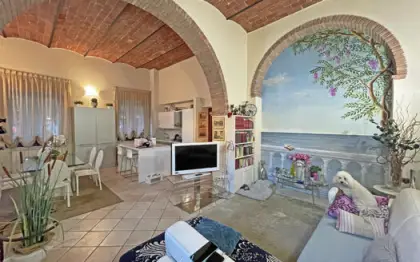 Appartamento piano terra in vendita nel Comune di Seravezza con ingresso indipendente e piccolo giardino esclusivo, 2 posti auto condominiali, 3 camere matrimoniali e 2 bagni a doccia in buone condizioni completamente ammobiliato