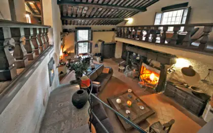 Antico frantoio del 1500 in vendita a Camaiore trasformato in civile abitazione perfettamente conservato con originaria attrezzatura per frangitura olive open space con bagno e 1800 mq di terreno dove realizzare piscina