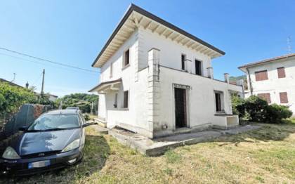 Villa al grezzo avanzato su due livelli più seminterrato con giardino e posti auto a Pietrasanta