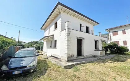 Villa al grezzo avanzato su due livelli più seminterrato con giardino e posti auto a Pietrasanta