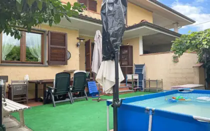 Villetta trifamiliare in vendita nella prima periferia campagna di Pietrasanta in ottime condizioni su 2 piani più seminterrato con ingresso soggiorno cucina abitabile 3 camere 2 bagni 2 terrazze e seminterrato con 3 cantine e bagno