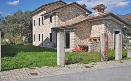 Villa in stile rustico in vendita nel comune di Seravezza al grezzo rifiniture su piano terra più mansarda e seminterrato con soggiorno con camino cucina 2 matrimoniali con bagno a doccia al primo piano camera con vasca in mansarda e taverna con angolo cottura camino forno matrimoniale e bagno al seminterrato