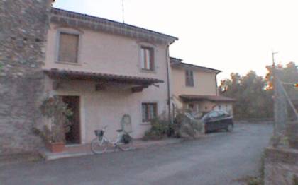 Immobile su 2 piani in vendita a Pozzi frazione di Seravezza con ingresso soggiorno pranzo con angolo cottura 2 camere matrimoniali bagno a vasca bagno e 2 ripostigli da ristrutturare