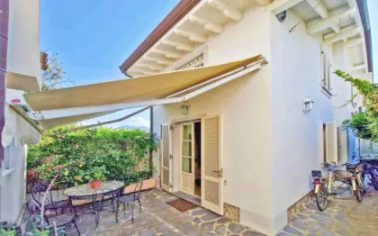 Villetta in vendita nel centro di Forte dei Marmi in ottime condizioni a due passi dal Fortino e dal mare, con piccolo giardino esclusivo, 2 camere matrimoniali con bagno ensuite, soggiorno e cucina