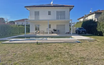Nuova villa con piscina in vendita vicinissima al centro storico di Pietrasanta su lotto di 1000 mq classe A4 su 2 piani con zona giorno cucina abitabile con veranda 4 matrimoniali di cui una al piano terra tutte con terrazza 3 bagni a doccia più servizio e cabina armadi ottime rifiniture