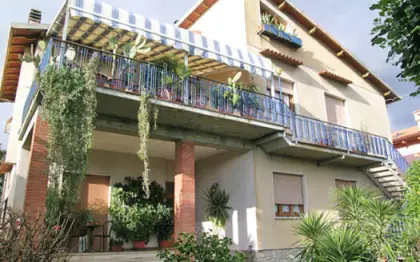 Villa suddivisa in 2 unità indipendenti regolari in vendita nella campagna di Seravezza su 2 piani più cantina e mansarda, ogni unità con soggiorno cucina abitabile 3 camere e bagno, unità al primo piano con grande terrazza e mansarda con camera con camino