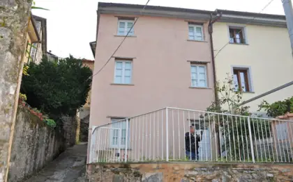 Terratetto su 3 piani in vendita in piccolo paesino della montagna seravezzina con cucina al piano terra 2 camere matrimoniali di cui una vista mare 2 bagni a doccia e piccolo resede esterno per pranzi e cene all'aperto