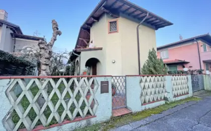 Villetta in vendita a Forte dei Marmi vicino al mare, con giardino privato sui quattro lati, posto auto, zona pranzo all'aperto e taverna al piano seminterrato, 4 camere e 2 bagni