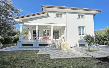 Villa libera su 3 lati in vendita nella campagna di Pietrasanta a 2 km dal centro cittadino con giardino e posti auto, su 3 livelli con veranda coperta, 5 camere, 3 bagni, cabina armadio e taverna abitabile con cucina e lavanderia in buone condizioni classe D