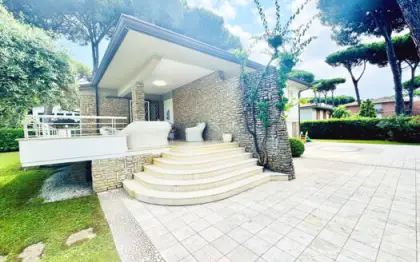 Villa anni 70 in vendita a Lido di Camaiore a 350 metri dal mare con giardino privato di 1000 mq e posti auto interni, 190 mq con verande coperte su 3 livelli, 4 camere 3 bagni con soppalco e garage con vani accessori