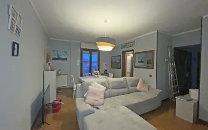 Appartamento in vendita al primo piano nella campagna di Seravezza in buone condizioni con soggiorno pranzo con terrazzo cucinotto con terrazzo camera matrimoniale con terrazzo camera doppia bagno più cantinetta esclusiva e posto auto