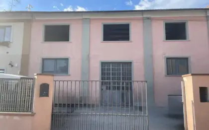 Immobile di 250 mq in vendita a pochissima distanza dal centro storico di Pietrasanta con resede privato e posti auto, magazzino e uffici al piano terreno, 5 vani al grezzo al primo piano con possibilità di cambio destinazione in 1-2 appartamenti