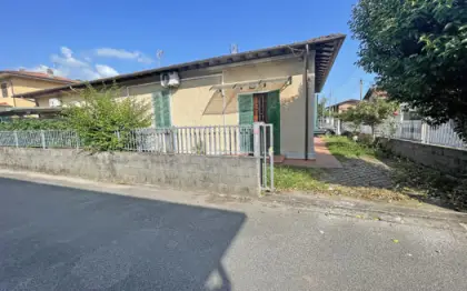 Villetta bifamiliare in vendita a Pietrasanta su solo piano terra con giardino su 3 lati posto auto e annesso in muratura, composta da cucinotto soggiorno pranzo 3 camere matrimoniali bagno e servizio con garage e ripostiglio