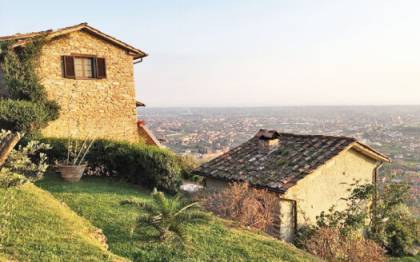 Casolare in pietra in vendita sulle colline della Versilia