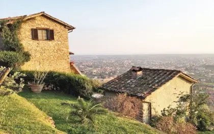 Casolare in pietra in vendita sulle colline della Versilia