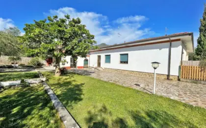 Intera bifamiliare in vendita nella campagna di Seravezza composta da 2 unità indipendenti su piano terra con giardino e posti auto, unità grande con 3 camere soggiorno e cucina abitabile e piccola unità con vano e cucinotto, da ristrutturare con possibilità di ampliamento