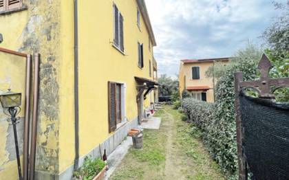 Bifamiliare di ampia metratura in vendita nella campagna di Seravezza in zona centrale comoda ai servizi, su 3 piani con giardino privato, 4 camere matrimoniali, 2 bagni a vasca, loggiato coperto, grande terrazza e cantina seminterrata