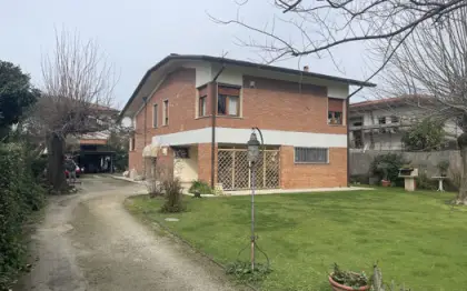 Grande villa tipologica anni 70 in vendita a Forte dei Marmi in zona residenziale tranquilla con grande giardino di 800 mq su più livelli con soggiorno pranzo cucina con terrazza 3 camere 2 bagni più mansarda e seminterrato con grande taverna