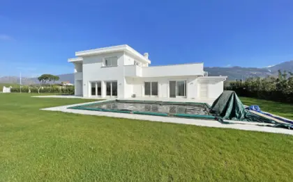 Villa di nuova costruzione in vendita nella campagna di Pietrasanta con piscina, grande giardino privato di 4000 mq, stile minimalista, 4 camere, 4 bagni e terrazza, a 2 km dalle spiagge di Marina di Pietrasanta, venduta arredata