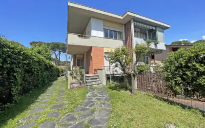 Villetta bifamiliare anni 70 in vendita a Marina di Pietrasanta zona Tonfano a 1 km dal mare con giardino su 3 lati e posto auto, con grande cucina soggiorno 3 camere con terrazza coperta e 2 bagni più seminterrato con garage 2 cantine e bagno