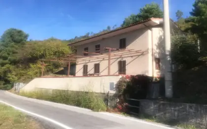 Villetta in vendita sulla collina di Seravezza alle spalle di Forte dei Marmi con spettacolare vista mare sulla costa Versilia, su 2 piani con cucina soggiorno con grande veranda panoramica 3 camere e bagno e ampio terreno terrazzato raggiungibile in auto