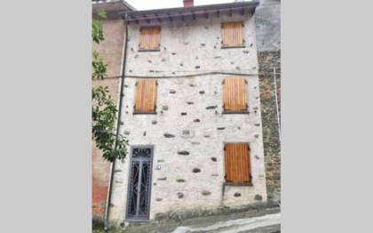 Casa in montagna in vendita in frazione montana di Seravezza, terratetto su 3 piani fuori terra con zona giorno al piano terreno, cucina al piano superiore, 2 camere matrimoniali e bagno a doccia al secondo piano in normali condizioni
