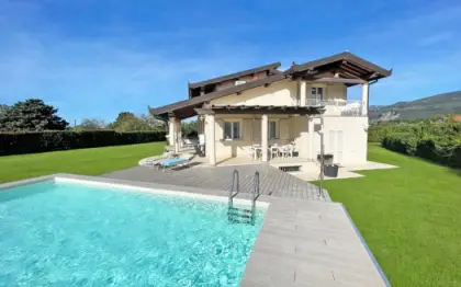 Villa con piscina in vendita a Seravezza - facciata esterna immersa nel verde con giardino privato di 5000 mq