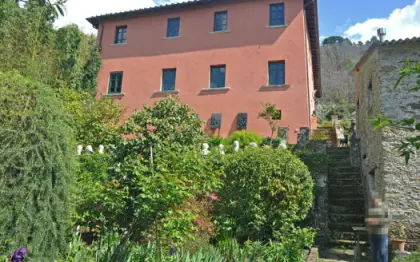 Villa del XV secolo di 500 mq in vendita su 2 livelli più seminterrato a ferro di cavallo con ingresso sala pranzo cucina abitabile biblioteca cappella consacrata 4 camere cabina armadi ufficio soggiorno cantina in terra battuta 2 terrazze in pietra 2 giardini all'italiana con laghetto con pesci rossi e 2 fabbricati da ristrutturare in giardino recintato