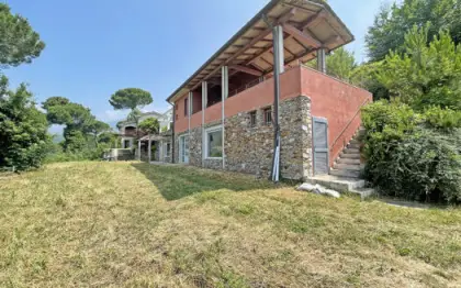 Complesso immobiliare di due ville indipendenti sulla collina di Pietrasanta con vista mare su terreno di 10000 mq recintato con soggiorno cucina 3 matrimoniali con bagno terrazzi verande una rifinita una da completare