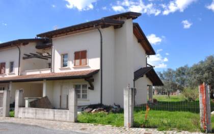 Trifamiliare d'angolo in vendita nel comune di Seravezza parzialmente da rifinire su 2 piani più mansarda e seminterrato con soggiorno cucina abitabile con veranda coperta 2 matrimoniali con 2 bagni e terrazzo 2 camere e bagno in mansarda e taverna con angolo cottura bagno e vano pluriuso al seminterrato classe A di progetto