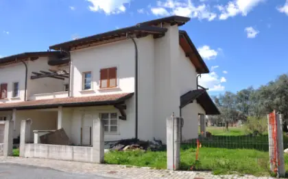 Trifamiliare d'angolo in vendita nel comune di Seravezza parzialmente da rifinire su 2 piani più mansarda e seminterrato con soggiorno cucina abitabile con veranda coperta 2 matrimoniali con 2 bagni e terrazzo 2 camere e bagno in mansarda e taverna con angolo cottura bagno e vano pluriuso al seminterrato classe A di progetto