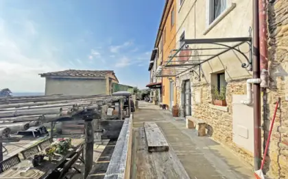 Casa terratetto in vendita sulla primissima collina di Pietrasanta, su tre livelli in buone condizioni, con terreno pertinenziale terrazzato e manufatto in muratura, 2 camere e 1 bagno