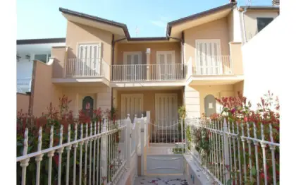 Villetta a schiera in vendita a Viareggio Cod 1358