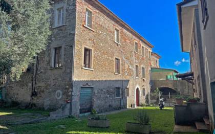 Complesso immobiliare in vendita nella campagna di Seravezza in zona verde tranquilla con fabbricato principale in pietra con 4 appartamenti e antico frantoio e bifamiliare con 2 unità una di 4 camere e 2 bagni e una da completare