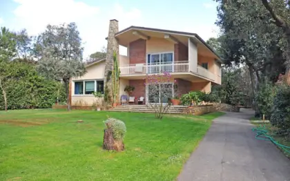 Villa su 2 piani in vendita a 300 metri dal mare a Fiumetto Marina di Pietrasanta con doppio soggiorno con angolo cottura studio 3 camere 2 bagni lavanderia garage e giardino di 1.200 mq con possibilità di ampliamento e realizzazione piscina