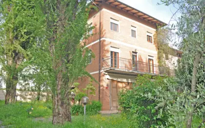 Fabbricato plurifamiliare con giardino in vendita in primissima periferia di Pietrasanta con 2 appartamenti e fondo commerciale