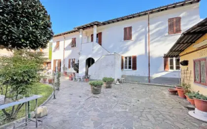 CIntera bifamiliare con giardino in vendita vicino al centro di Pietrasanta divisa in 2 appartamenti indipendenti
