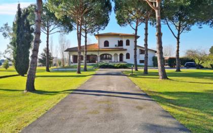 Villa di 400 mq con parco di 20.000 mq in vendita nella campagna di Pietrasanta a 2 km dal centro e 2,5 km dal mare divisa in 2 unità indipendenti con 6 camere totali 2 soggiorni grande porticato piscina a skimmer con solarium cantine e locali tecnici