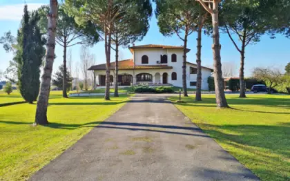 Villa di 400 mq con parco di 20.000 mq in vendita nella campagna di Pietrasanta a 2 km dal centro e 2,5 km dal mare divisa in 2 unità indipendenti con 6 camere totali 2 soggiorni grande porticato piscina a skimmer con solarium cantine e locali tecnici